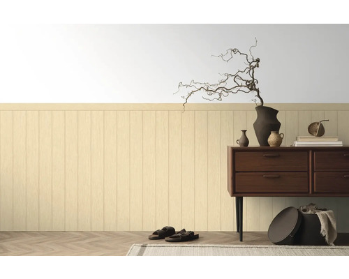 Panneaux muraux dans le salon avec commode, décoration et accessoires