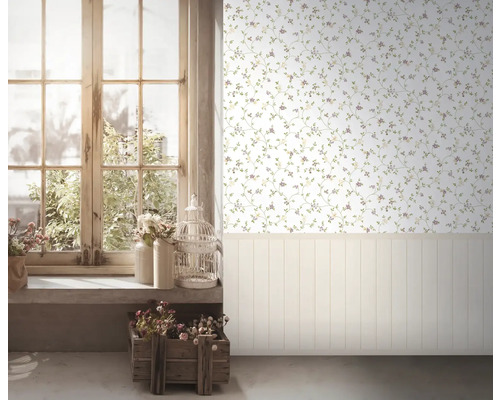 Pièce lumineuse avec papier peint floral et lambris en bois