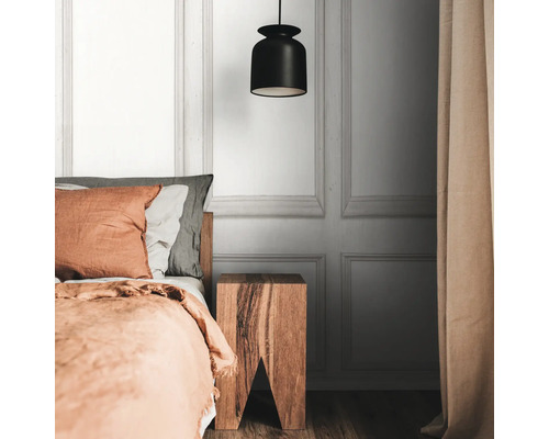 Schlafzimmer mit Bett, Nachttisch aus Holz und Pendelleuchte