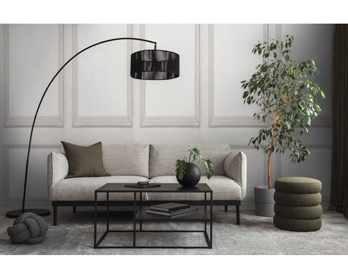 Wohnzimmer mit Sofa, Bogenlampe, Couchtisch, Hocker und Zimmerpflanze