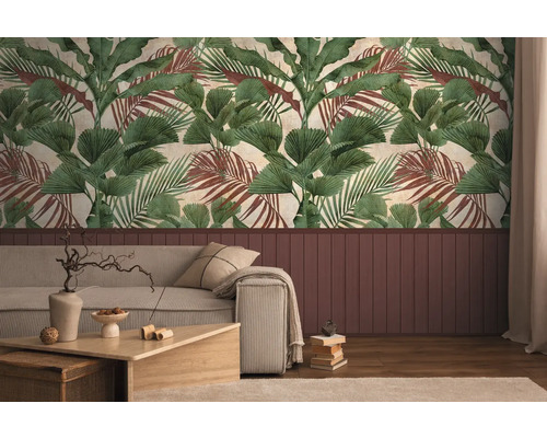 Wohnzimmer mit tropischer Blättertapete, Sofa und Holztisch