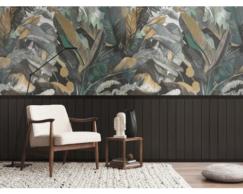 Décoration intérieure décorative avec papier peint jungle, fauteuil et tapis