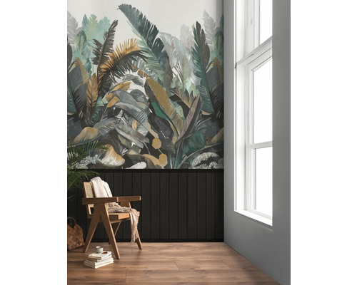 Séjour avec papier peint à motifs, lambris en bois, chaise en bois et fenêtre