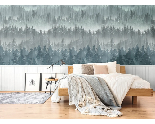 Chambre avec papier peint forêt, lit et table de chevet