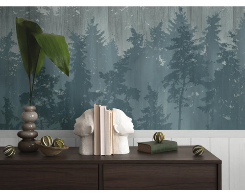 Ambiance d''habitation décorative avec papier peint forêt, vase avec plantes, serre-livres et accessoires sur une armoire