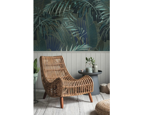Pièce décorative avec papier peint jungle et fauteuil en rotin