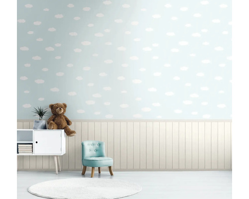 Kinderzimmer mit Wolkentapete, Kommode und kleinem Sessel