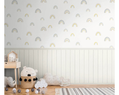 Chambre d''enfant avec motif de papier peint arc-en-ciel, lambris et divers articles de décoration.