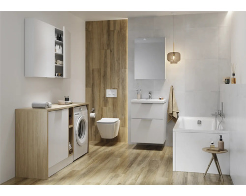 Helles Badezimmer mit Waschmaschine, Badewanne, Waschtisch und Hängeschrank