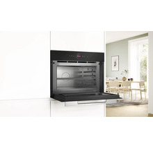 Einbau-Backofen mit geöffneter Tür in einer Küchenzeile.