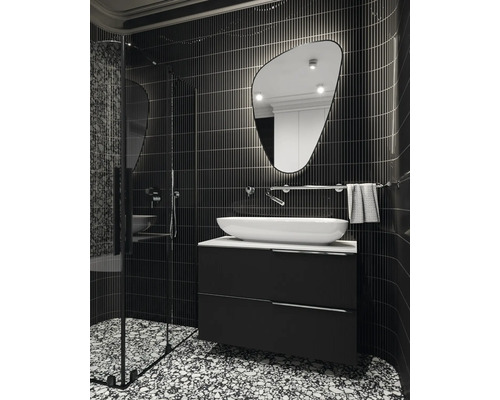 Modernes Badezimmer mit Dusche, Waschtisch und Spiegel