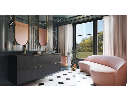 Badezimmer mit Waschtisch, Spiegeln und Sitzbank vor einem Fenster.