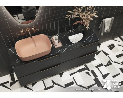 Modernes Badezimmer mit Waschtischunterschrank, Aufsatzwaschbecken und geometrischen Fliesen