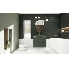 Helles Badezimmer mit Waschbecken, Spiegel, Toilette und Badewanne.