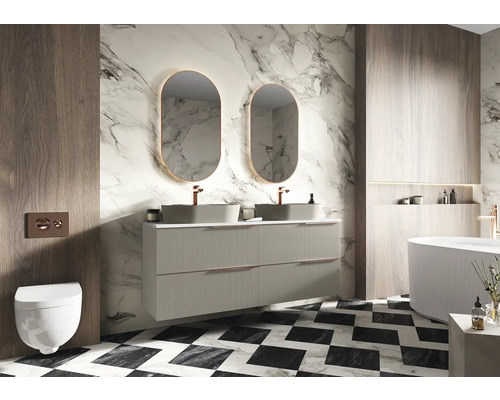 Modernes Badezimmer mit Doppelwaschtisch, zwei Spiegeln, Toilette und schwarz-weißem Fliesenboden
