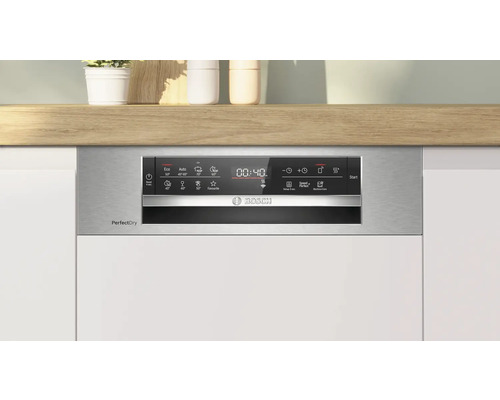 Lave-vaisselle intégrable avec panneau de commande et logo Bosch.