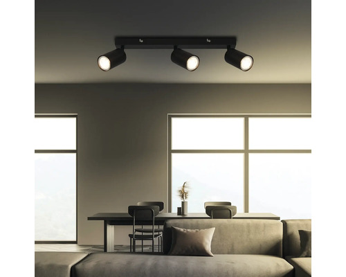 Plafonnier avec trois spots au-dessus d''un salon