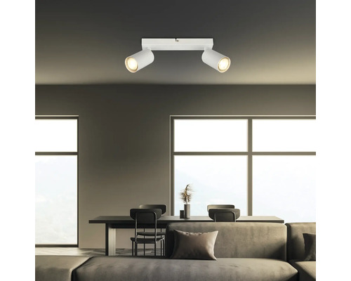 Deckenleuchte mit zwei Strahlern im modernen Wohnzimmer
