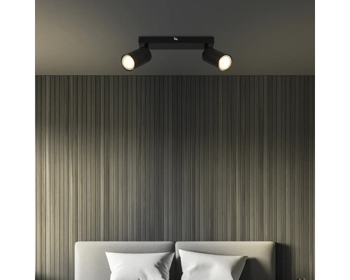 Plafonnier avec deux spots au-dessus d''un lit