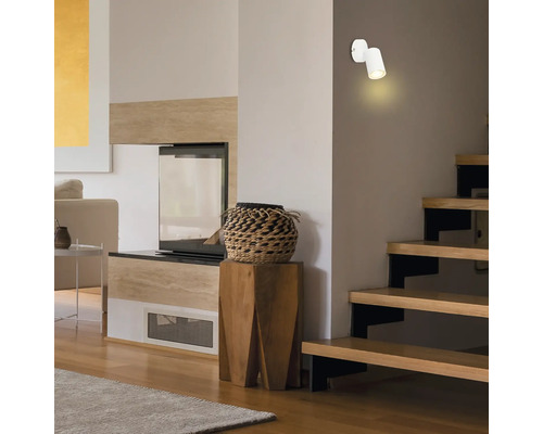 Salon avec cheminée, escalier et applique murale