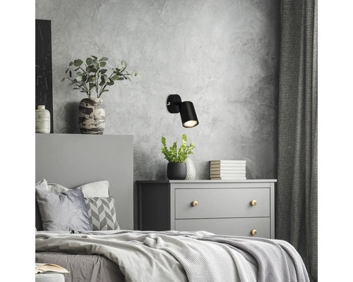 Chambre à coucher avec lit, commode et applique murale noire