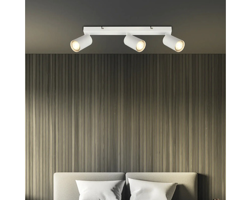 Deckenleuchte mit drei Strahlern im Schlafzimmer