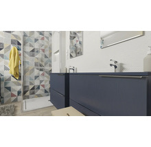 Badezimmer mit Waschtischunterschrank, Spiegel und Dusche
