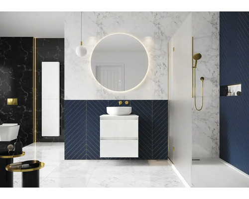 Modernes Badezimmer mit Waschtischunterschrank, Spiegel, Dusche und WC.