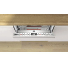 Vue d''un lave-vaisselle Bosch ouvert avec panneau de commande