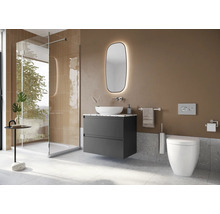 Salle de bains moderne avec douche, meuble-lavabo, miroir et toilettes.