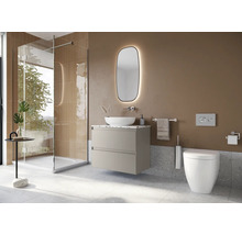 Modernes Badezimmer mit Dusche, Waschtisch, Spiegel und Toilette
