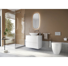 Modernes Badezimmer mit Dusche, Waschtisch, Spiegel und Toilette.