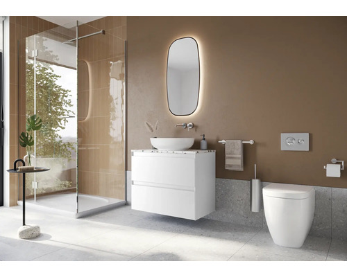 Modernes Badezimmer mit Dusche, Waschtisch, Spiegel und Toilette.