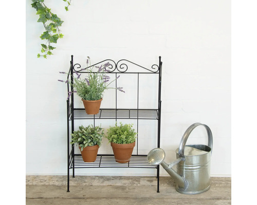 Dekorative Pflanzentreppe aus Metall mit drei Ebenen, bepflanzt mit Kräutern und Blumen, inklusive einer Giesskanne.