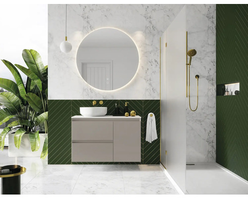 Modernes Badezimmer mit Waschtisch, Spiegel, Dusche und grünen Akzenten