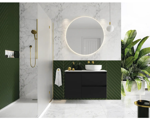 Badezimmer mit Dusche, Waschtisch, Spiegel und grünen Wandfliesen