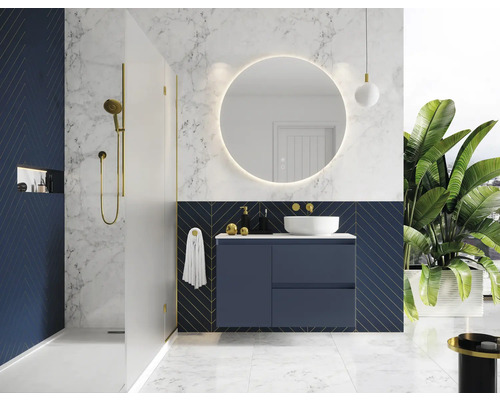 Modernes Badezimmer mit Dusche, Waschtisch, Spiegel und Dekoration