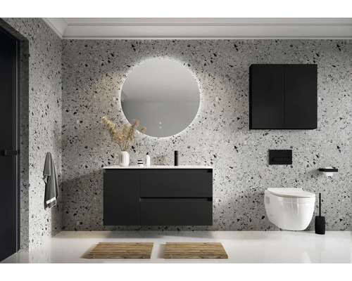 Modernes Badezimmer mit Waschtisch, Spiegel, Hängeschrank und WC vor gemusterter Wand