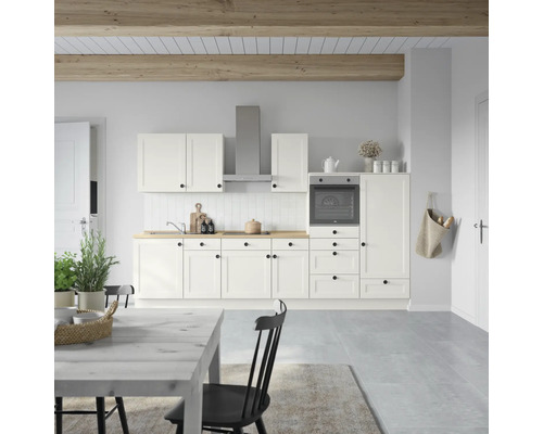 Cuisine de campagne lumineuse avec table et chaises
