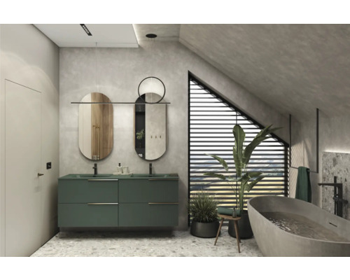 Badezimmer mit Waschtisch, Spiegeln, Badewanne und Zimmerpflanzen unter einem Dachfenster.