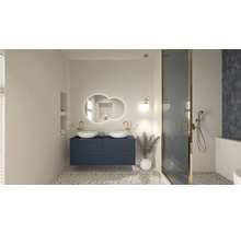 Helles Badezimmer mit Doppelwaschtisch, Spiegelschrank und Dusche