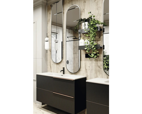 Modernes Badezimmer mit Waschbeckenunterschrank, Spiegel und Pflanzen