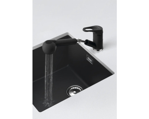 Spüle mit Wasserhahn und Brausekopf