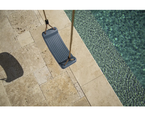 Siège de balançoire en plastique avec cordes à côté d''une piscine