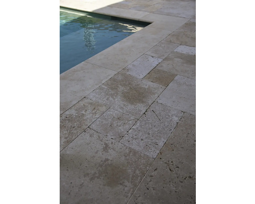 Bord de piscine en dalles de pierre naturelle