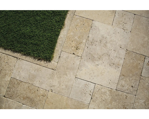 Pose de dalles en travertin avec gazon