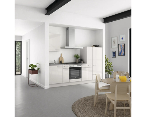 Salle à manger lumineuse avec cuisine intégrée et table à manger avec chaises