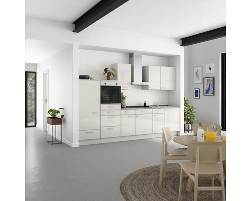 Cuisine claire et spacieuse avec cuisine intégrée, table à manger et chaises