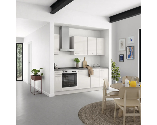 Helle Küche mit Einbauschränken, Dunstabzugshaube und Esstisch