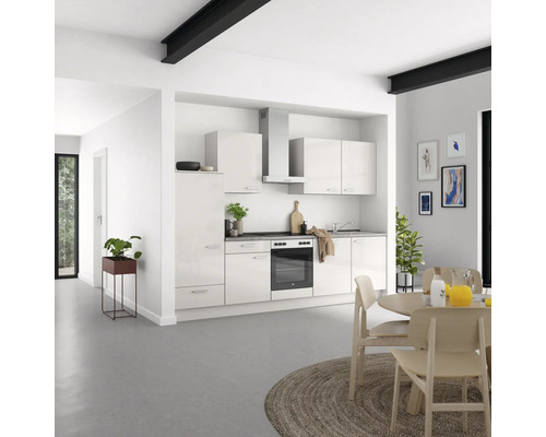 Cuisine lumineuse avec placards intégrés, évier, cuisinière et hotte aspirante dans une maison moderne